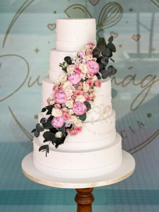 Tarta de boda cascada de flores