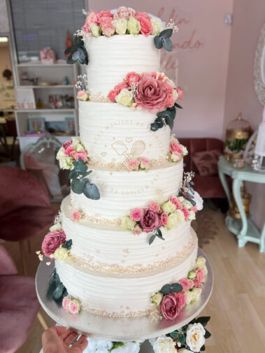 Tarta decorada de boda rosas