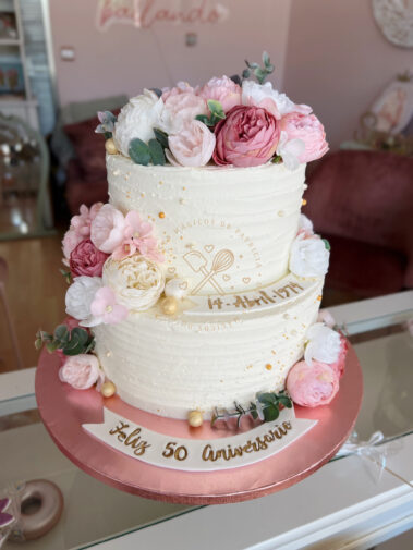 Tarta decorada de boda con flores