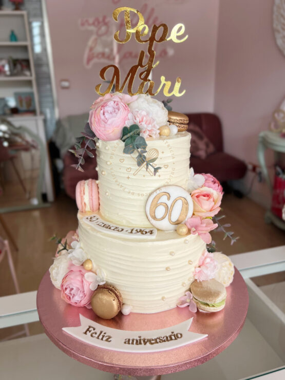 Tarta decorada de boda con flores