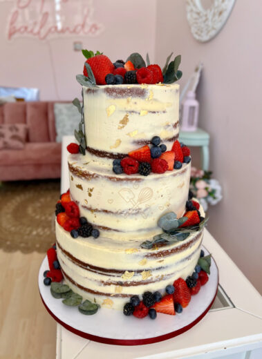 Tarta boda decorada con frutos rojos