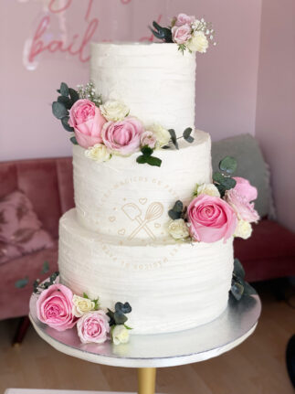 Tarta de boda decorada con flor natural