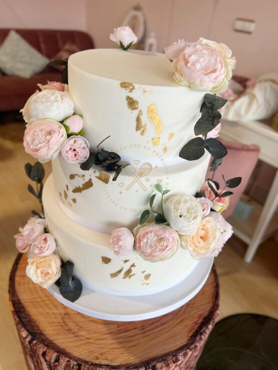 Tarta de boda decorada crema, flores y oro