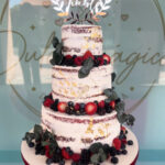 Tarta de boda semidesnuda con frutos rojos y eucalipto