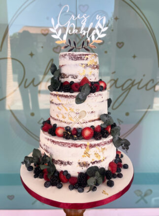 Tarta de boda semidesnuda con frutos rojos y eucalipto