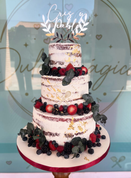 Tarta de boda semidesnuda con frutos rojos y eucalipto