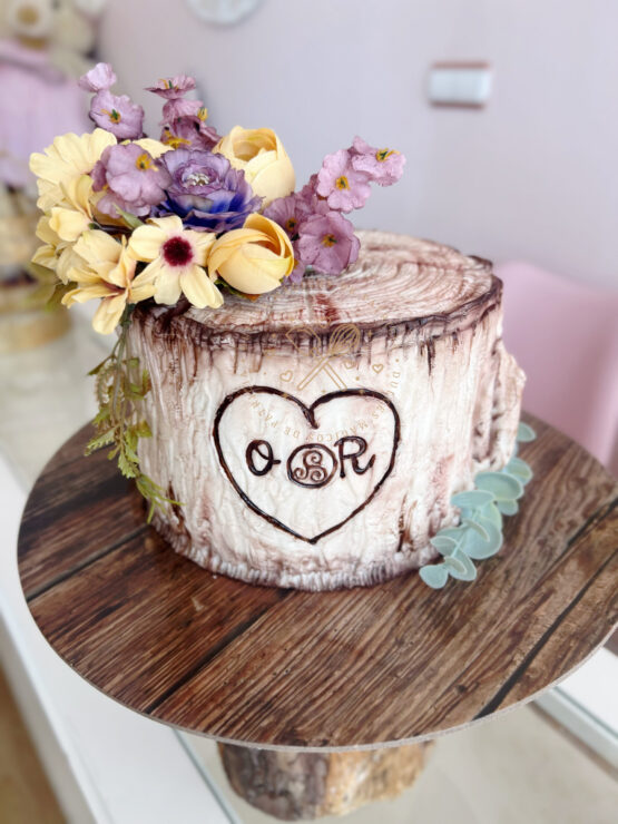 Tarta de boda decorada tronco de árbol con iniciales