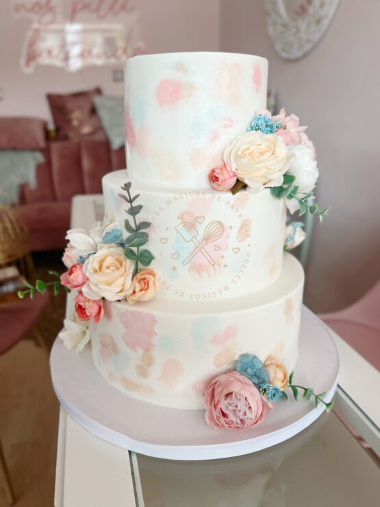 Tarta de boda matices de pintura y flores