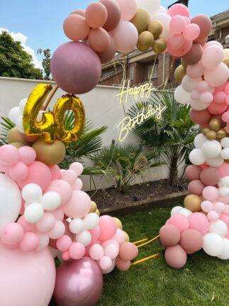 Photocall con aro de globos y luminoso Happy Birthday