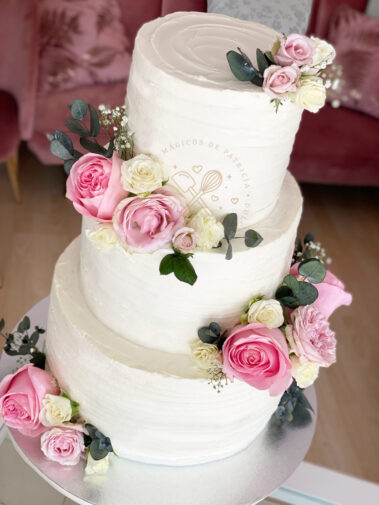Tarta de boda decorada con flor natural
