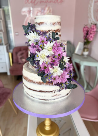Tarta de boda semidesnuda con flor natural