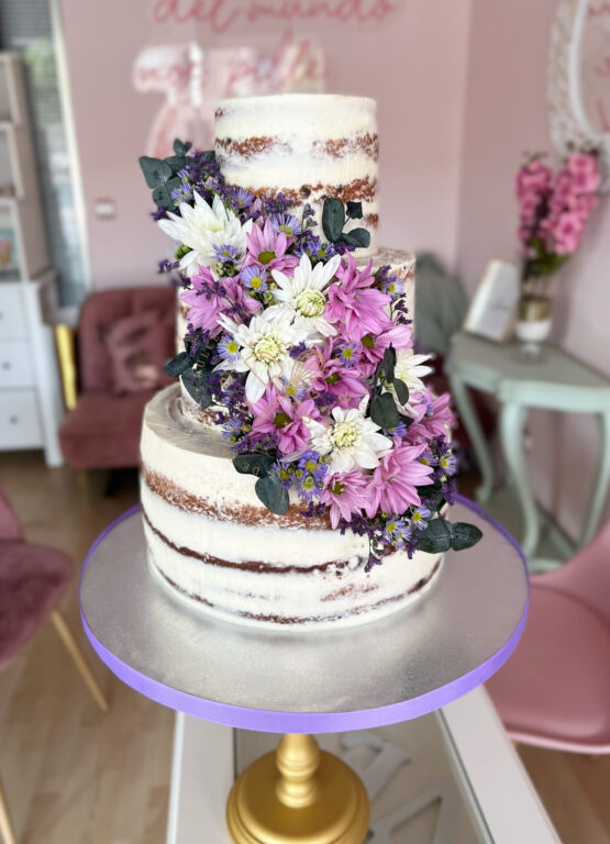 Tarta de boda semidesnuda con flor natural