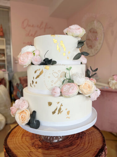 Tarta de boda decorada crema, flores y oro
