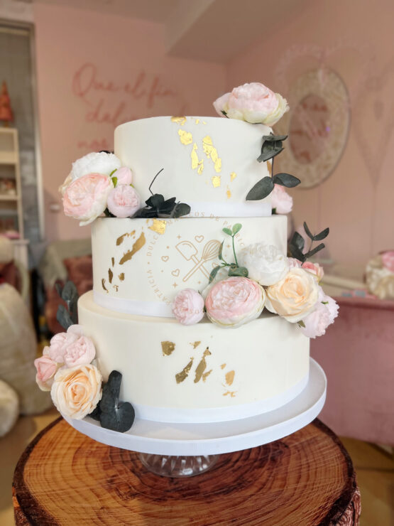 Tarta de boda decorada crema, flores y oro