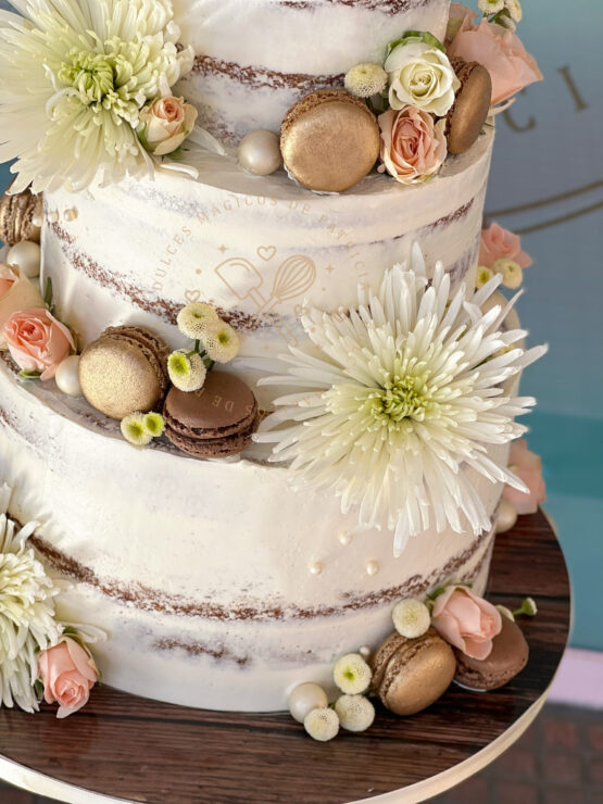 Tarta boda con flor natural