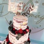 Tarta de boda semidesnuda con frutos rojos y eucalipto