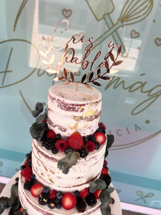 Tarta de boda semidesnuda con frutos rojos y eucalipto
