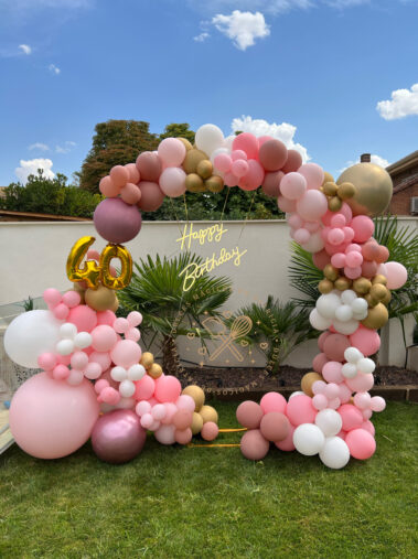 Photocall con aro de globos y luminoso Happy Birthday
