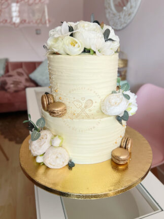 Tarta de boda decorada crema y flores