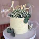 Tarta boda love con flores naturales