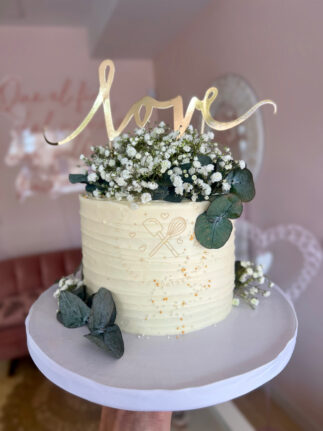 Tarta boda love con flores naturales