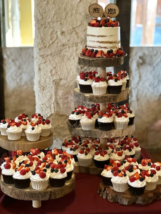 Tarta y cupcakes a juego frutos rojos