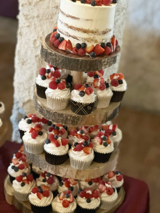 torre cupcakes frutos rojos boda