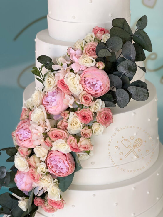 Tarta de boda cascada de flores
