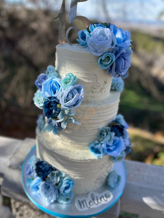 Tarta boda con flores azules