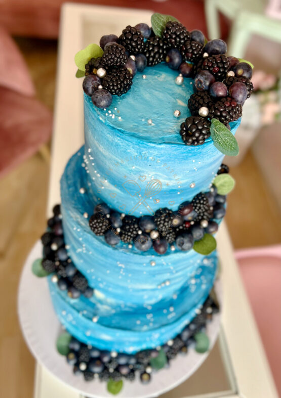Tarta boda azul y fruta
