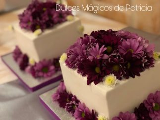 tarta boda cuadrada flores morado lila madrid