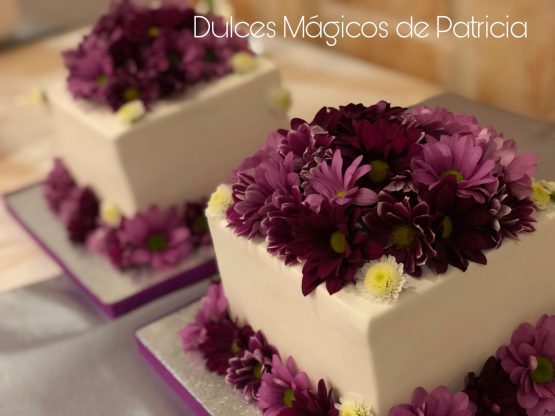 tarta boda cuadrada flores morado lila madrid