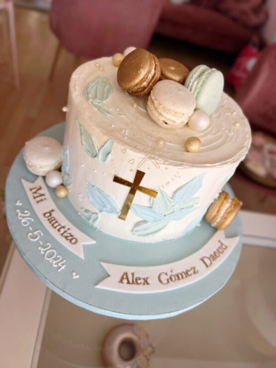 Tarta decorada bautizo en tonos azules