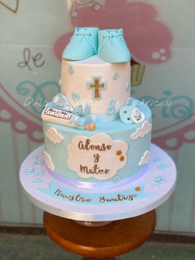 Tarta decorada bautizo patucos azules
