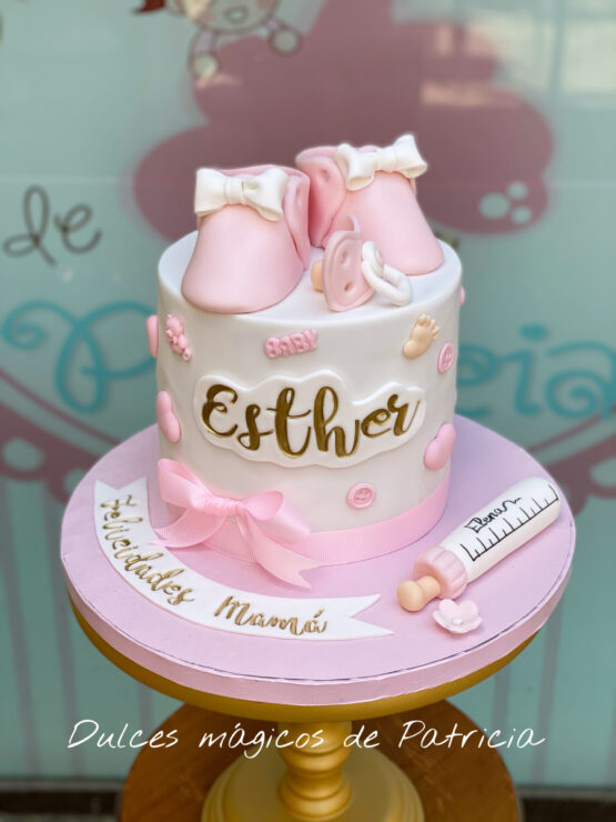 Tarta decorada bautizo patucos rosas