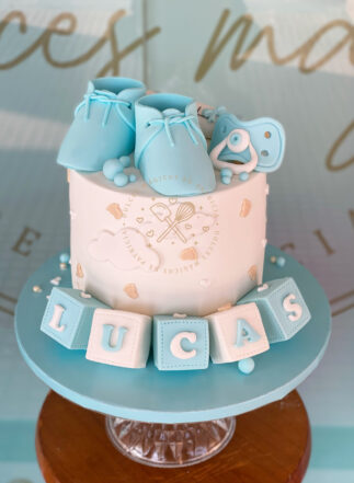 Tarta decorada bautizo niño patucos