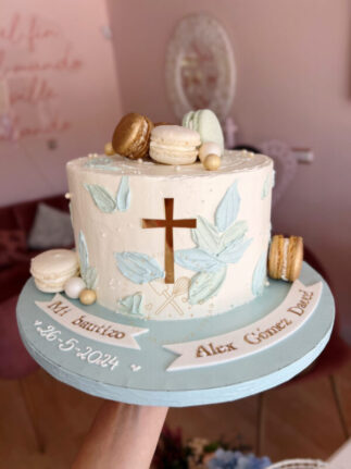 Tarta decorada bautizo en tonos azules