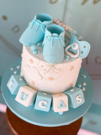 Tarta decorada bautizo niño patucos