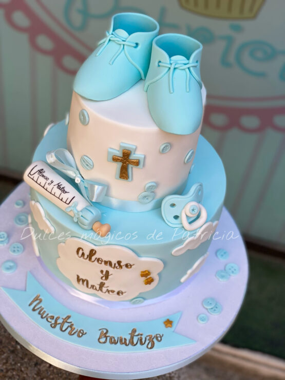 Tarta decorada bautizo patucos azules