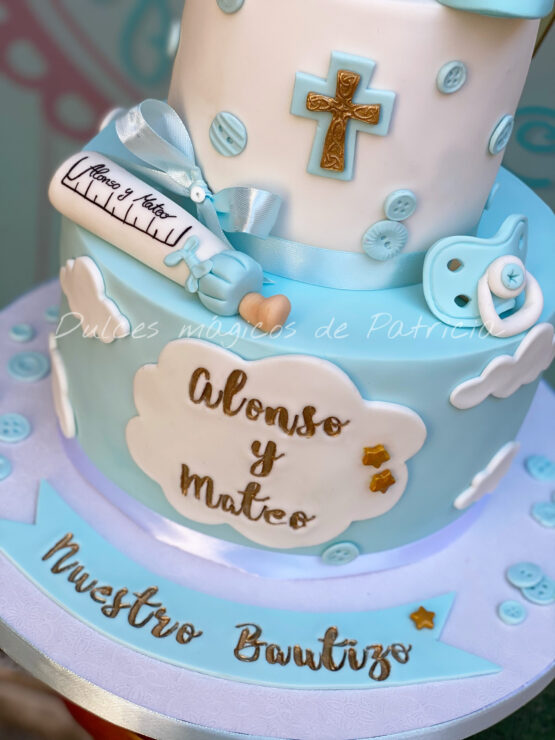 Tarta decorada bautizo patucos azules