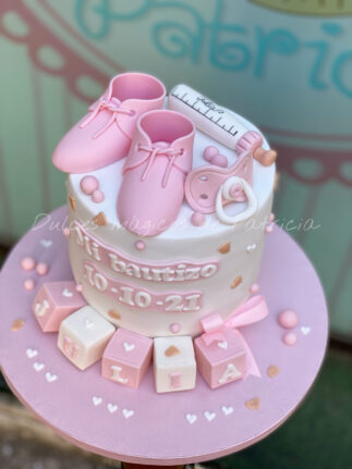 Tarta decorada bautizo patucos rosas