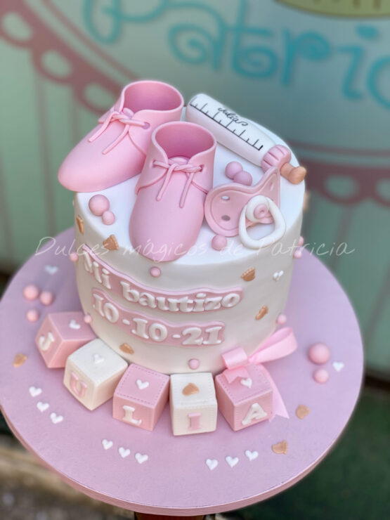 Tarta decorada bautizo patucos rosas
