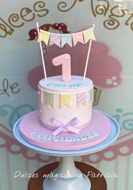 Tarta 1año banderines alcalá