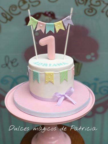 tarta banderines bebé