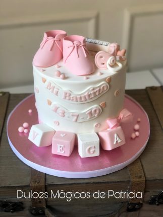 Tarta decorada bautizo patudos rosas