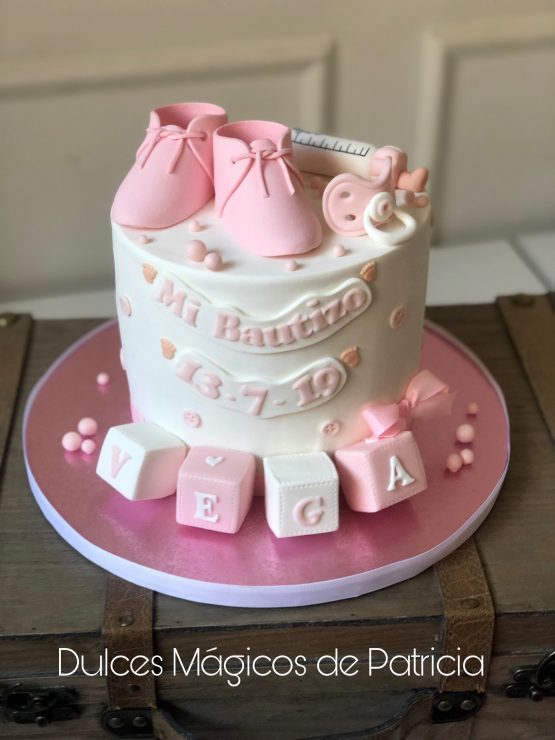 Tarta decorada bautizo patudos rosas