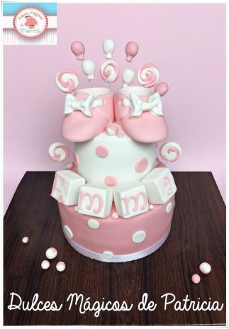 tarta bautizo patucos rosas alcalá