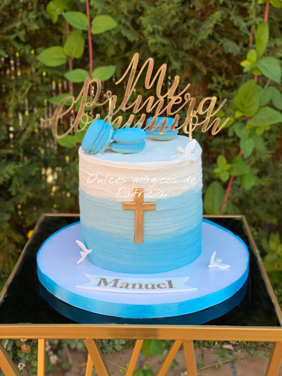 Tarta decorada comunión tonos azules