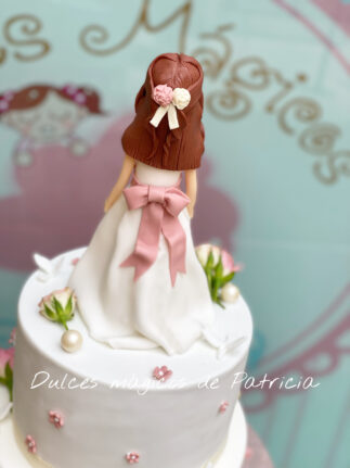 Tarta decorada comunión con muñeca personalizada