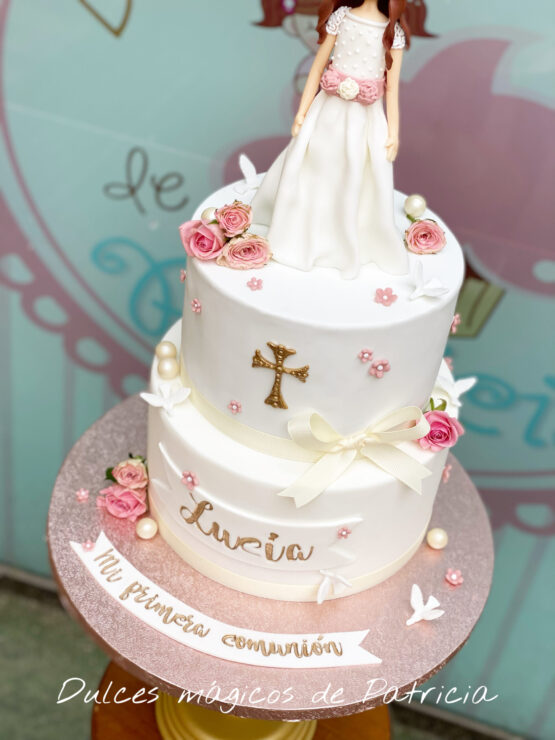 Tarta decorada comunión con muñeca personalizada